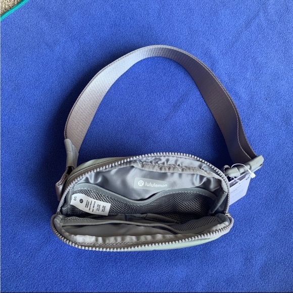 Lululemon crossbody fannypack silver/green/gray - Picture 3 of 3